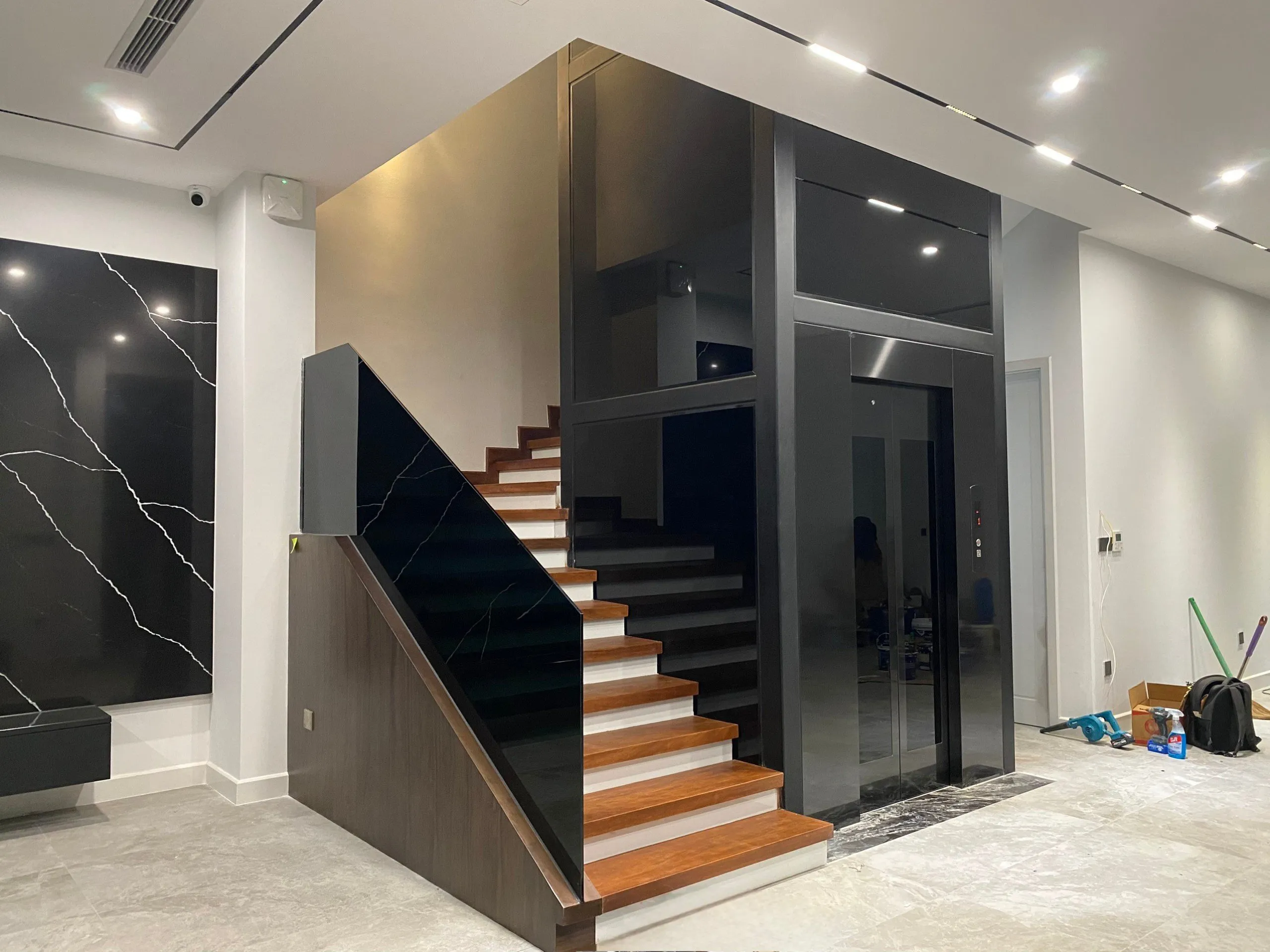 Quy trình lắp đặt kính thang máy chuyên nghiệp tại SMART HOUSE