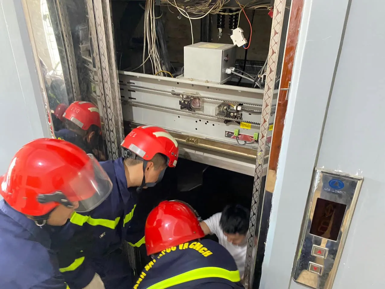 Bảng so sánh các nguyên nhân mất điện thang máy và cách phòng ngừa